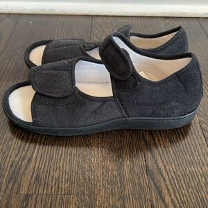 🔴🔴 Adjustable Memory Foam Slippers, Rubber Outsole size Medium